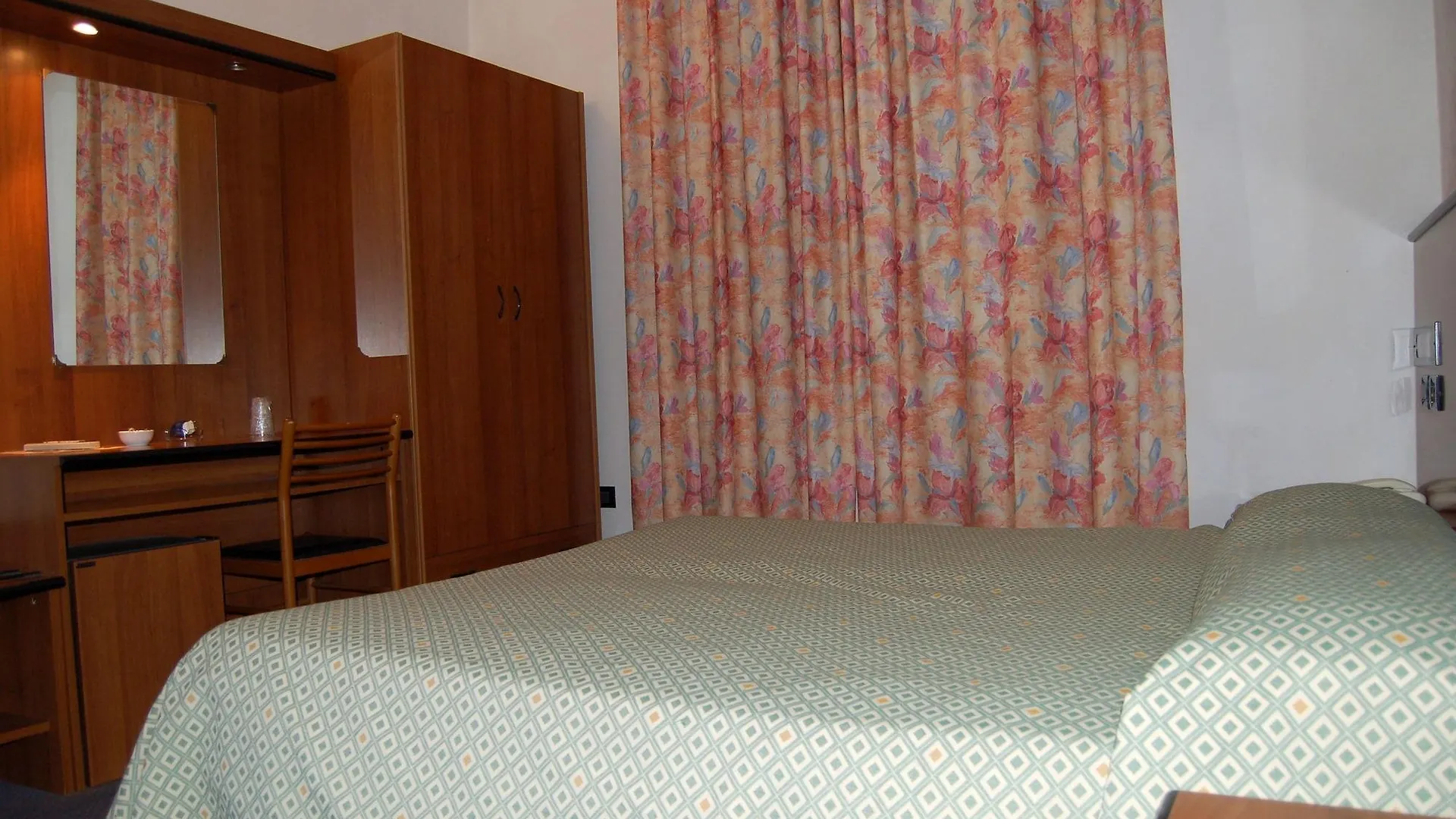 Hotel Leonardo Pisa 3*,