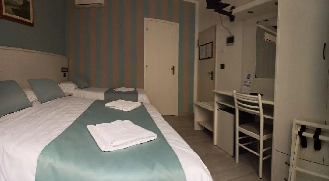 Hotel Leonardo Pisa 3*,