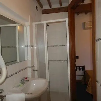 Hotel Leonardo Pise 3*,